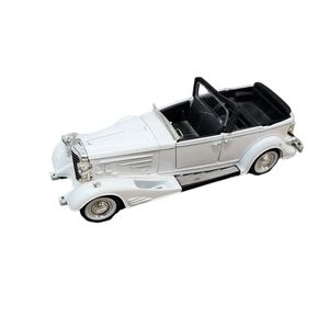 Signature Models Cadillac Town Car 1933, 1:32, White